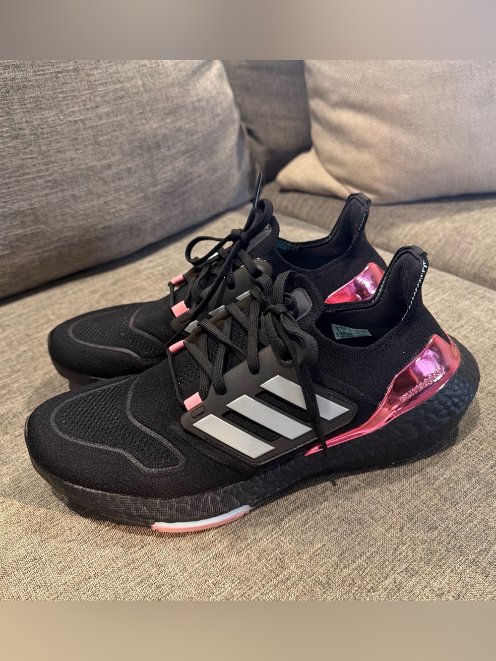 Women’s sz 9 Adidas UltraBoost 22 'Black Beam Pink